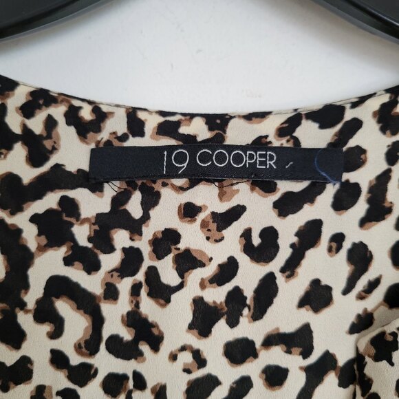 19 Cooper Tan Cheetah Leopard Animal Print V Neck Short Sleeve Blouse Size Small - Picture 9 of 11